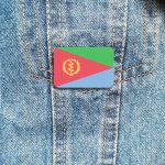 Broche en forme de drapeau Érythrée, design coloré et distinctif