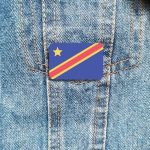 Broche en forme de drapeau congolais
