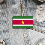 Bijou broche avec le drapeau du Suriname en couleurs vives