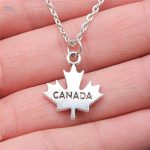 Bijou en argent représentant le drapeau canadien