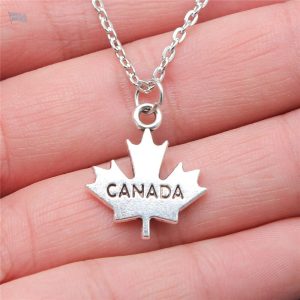 Bijou en argent représentant le drapeau canadien