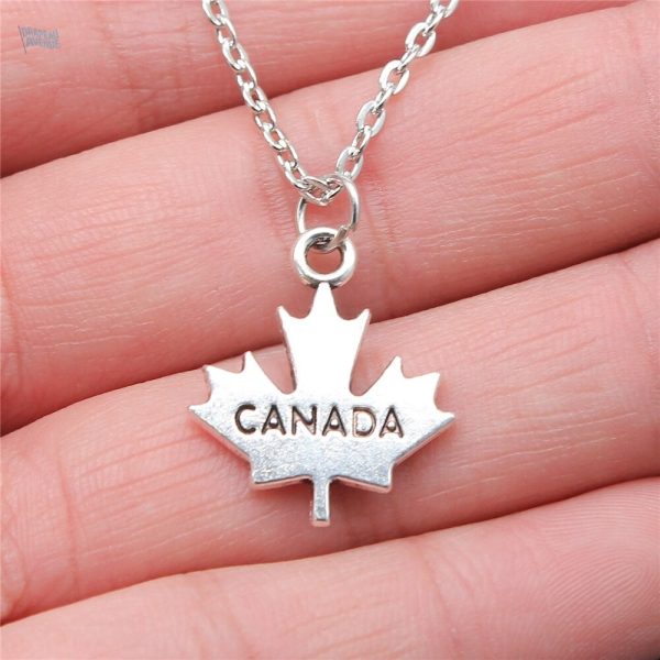 Bijou en argent représentant le drapeau canadien