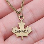 Accessoire Canada, collier drapeau en design rétro