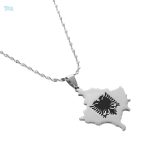 Bijou représentant le drapeau albanais, couleur argent raffinée