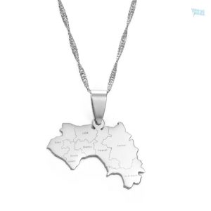 Collier carte Guinée en argent élégant et moderne