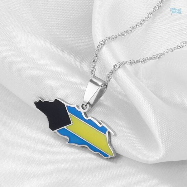 Collier représentant le drapeau des Bahamas en couleur argentée