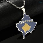 Bijou représentant le drapeau du Kosovo en couleur argent
