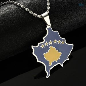 Bijou représentant le drapeau du Kosovo en couleur argent