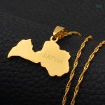 Collier élégant avec motif de la carte lettone