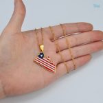 Accessoire doré inspiré du drapeau libérien