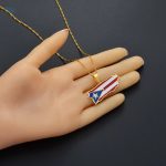 Collier or représentant le drapeau de Porto Rico