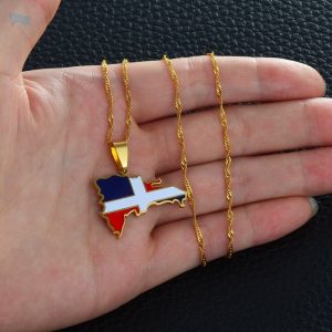 Collier élégant avec motif du drapeau dominicain en or