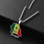 Accessoire argenté représentant le drapeau du Sénégal, élégant et distinctif