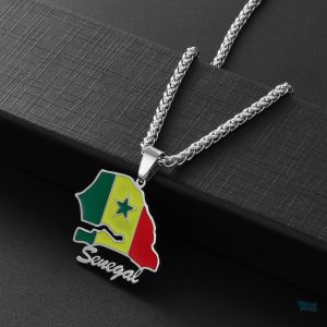 Accessoire argenté représentant le drapeau du Sénégal, élégant et distinctif