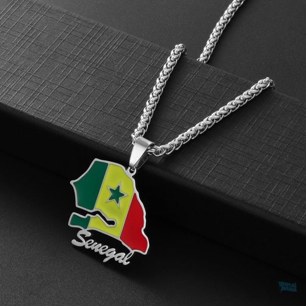 Accessoire argenté représentant le drapeau du Sénégal, élégant et distinctif