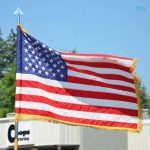 Drapeau en satin avec bords frangés sur demande