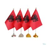 Drapeau de table Albanie, symbole national rouge et noir