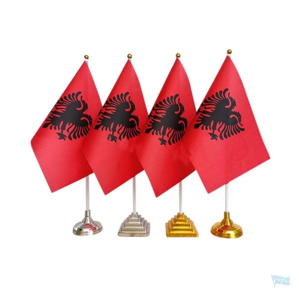 Drapeau de table Albanie, symbole national rouge et noir