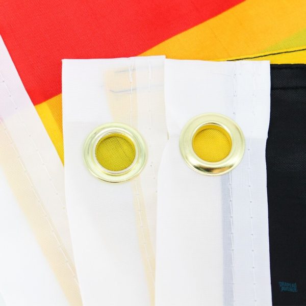 Drapeau tricolore de l'Allemagne de l'Est affiché