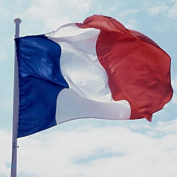 Drapeau tricolore français, idéal pour décoration et événements en plein air