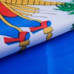 Représentation du drapeau Haïti en plein air