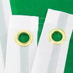 Drapeau tricolore irlandais avec symbole du trèfle