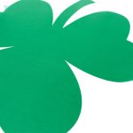 Trèfle sur drapeau irlandais, symbole d'identité nationale