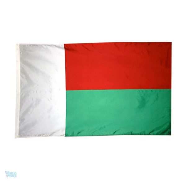 Drapeau Madagascar en fourreau, idéal pour les événements