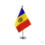 Drapeau de table de la Moldavie, symbole national coloré