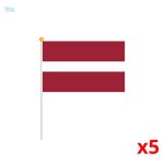 Mini drapeau de la Lettonie avec des couleurs nationales