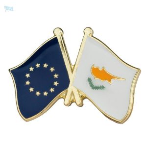 Pin's drapeaux croisés Chypre et Union Européenne