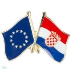 Pin's drapeaux croisés Croatie et Union Européenne