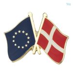 Pin's drapeaux croisés Danemark et Union Européenne
