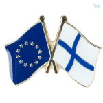 Pin's drapeaux croisés Finlande et Union Européenne