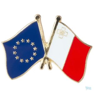 Pin's drapeaux croisés Malte et Union Européenne