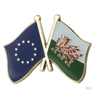 Pin's drapeaux croisés Pays de Galles et Union Européenne