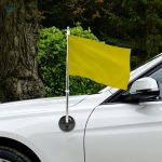 Équipement de voiture pour le montage de drapeaux en toute sécurité
