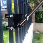 Accessoire pour mât de drapeau, fixation sur grille