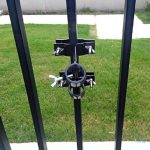 Mât pour drapeau, fixation sécurisée sur grille métal
