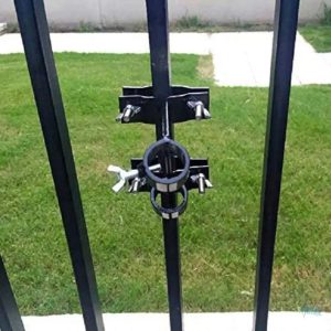Mât pour drapeau, fixation sécurisée sur grille métal