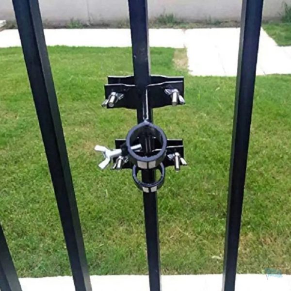 Mât pour drapeau, fixation sécurisée sur grille métal